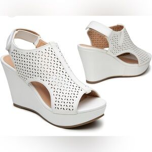 Trary peep-toe Wedge Sandals